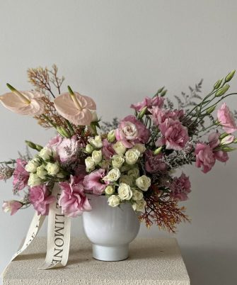 Arreglo Anturios, Lisianthus y Mini Rosa